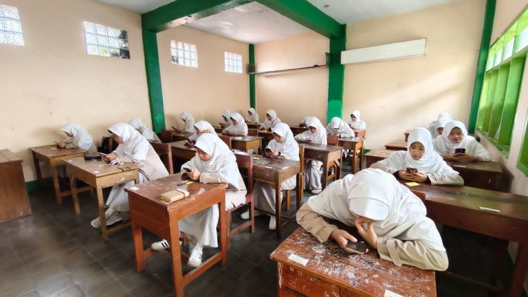 Santri Kelas XII Ikuti Ujian Akhir Pesantren Serentak se-Persis